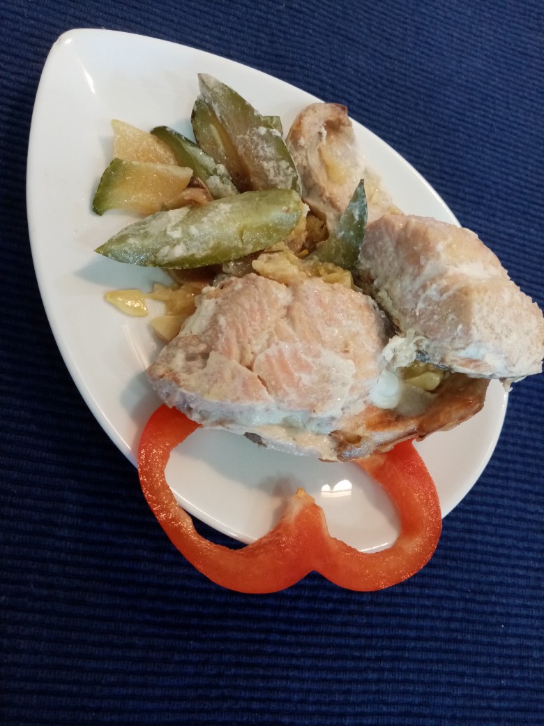 Форель в сметане с кабачками