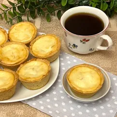 Песочные корзиночки с вишней и творожным кремом