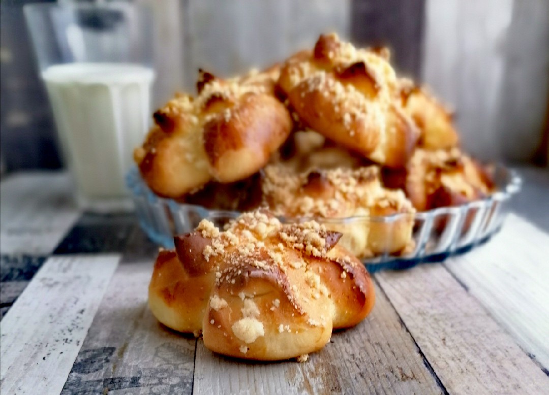 Булочки со штрейзелем (бухтельн) и сливами 🥯 рецепт | Recipe | Food, Pretzel bites, Bread