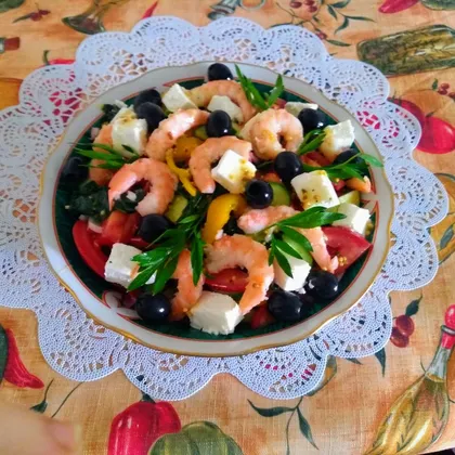 Салат с овощами, креветками и сыром фета