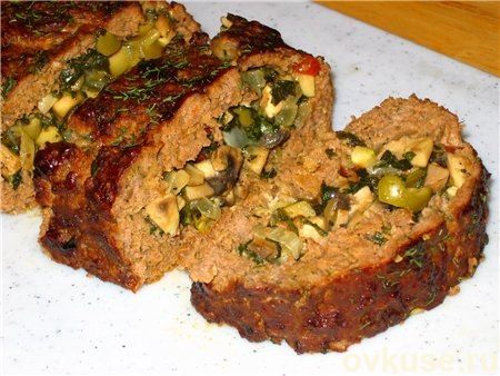 Мясной батон с начинкой из грибов, шпината и маслин