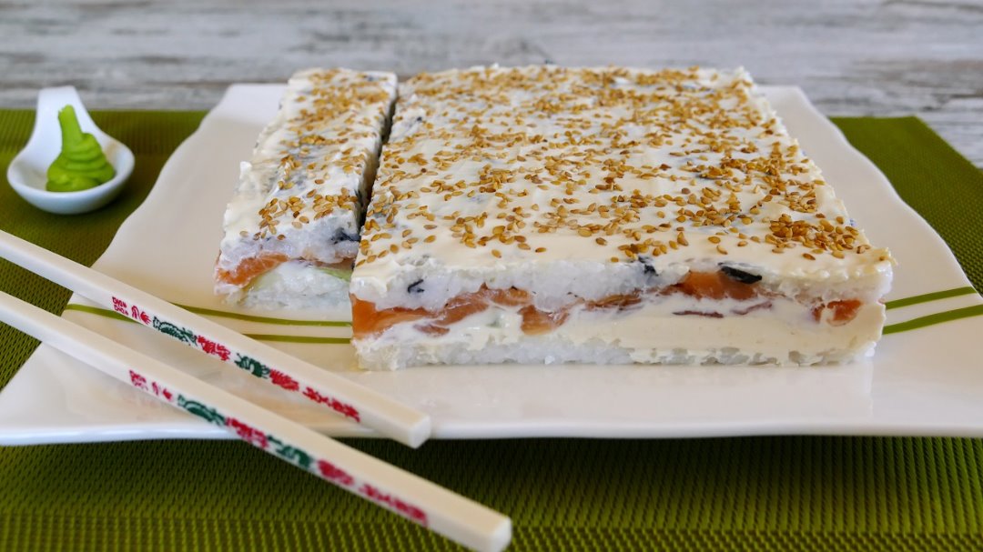 Суши или роллы в форме салата