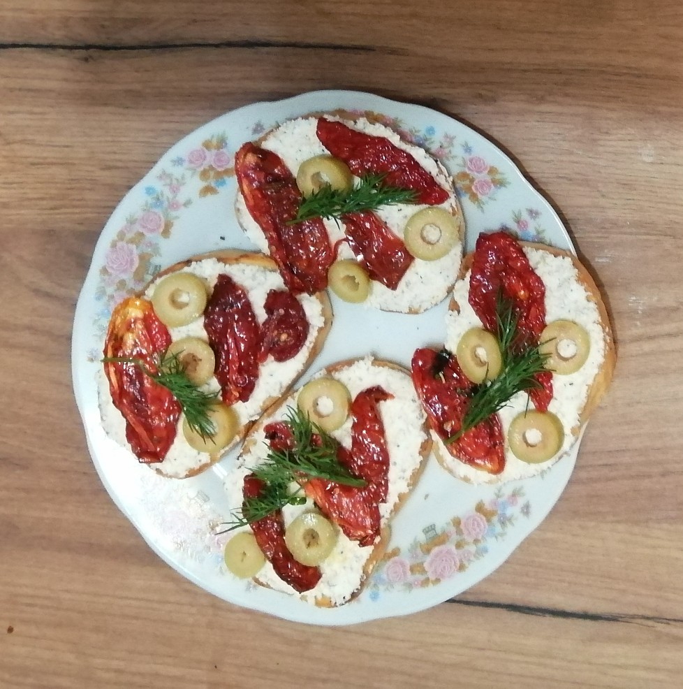 Бутерброд с вялеными томатами и деликатесной закуской