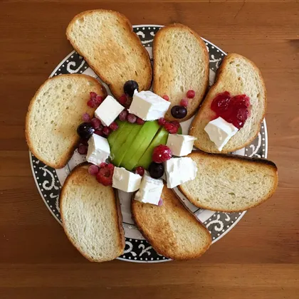 Тосты с ягодами и сыром на завтрак