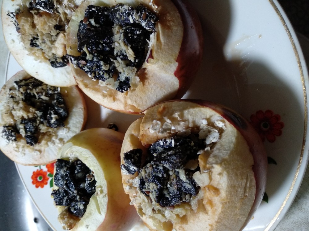 Запечённые яблоки с черносливом