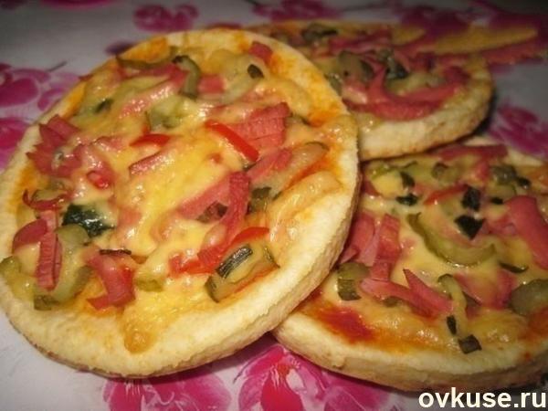 Лепешки творожные с сыром, колбасой и маринованным огурцом