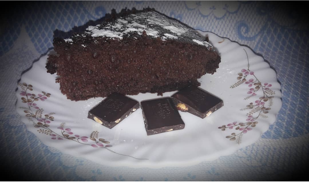 Влажный шоколадный торт с орехами в мультиварке, рецепт