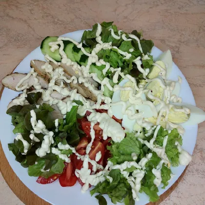 Салат с индейкой и овощами