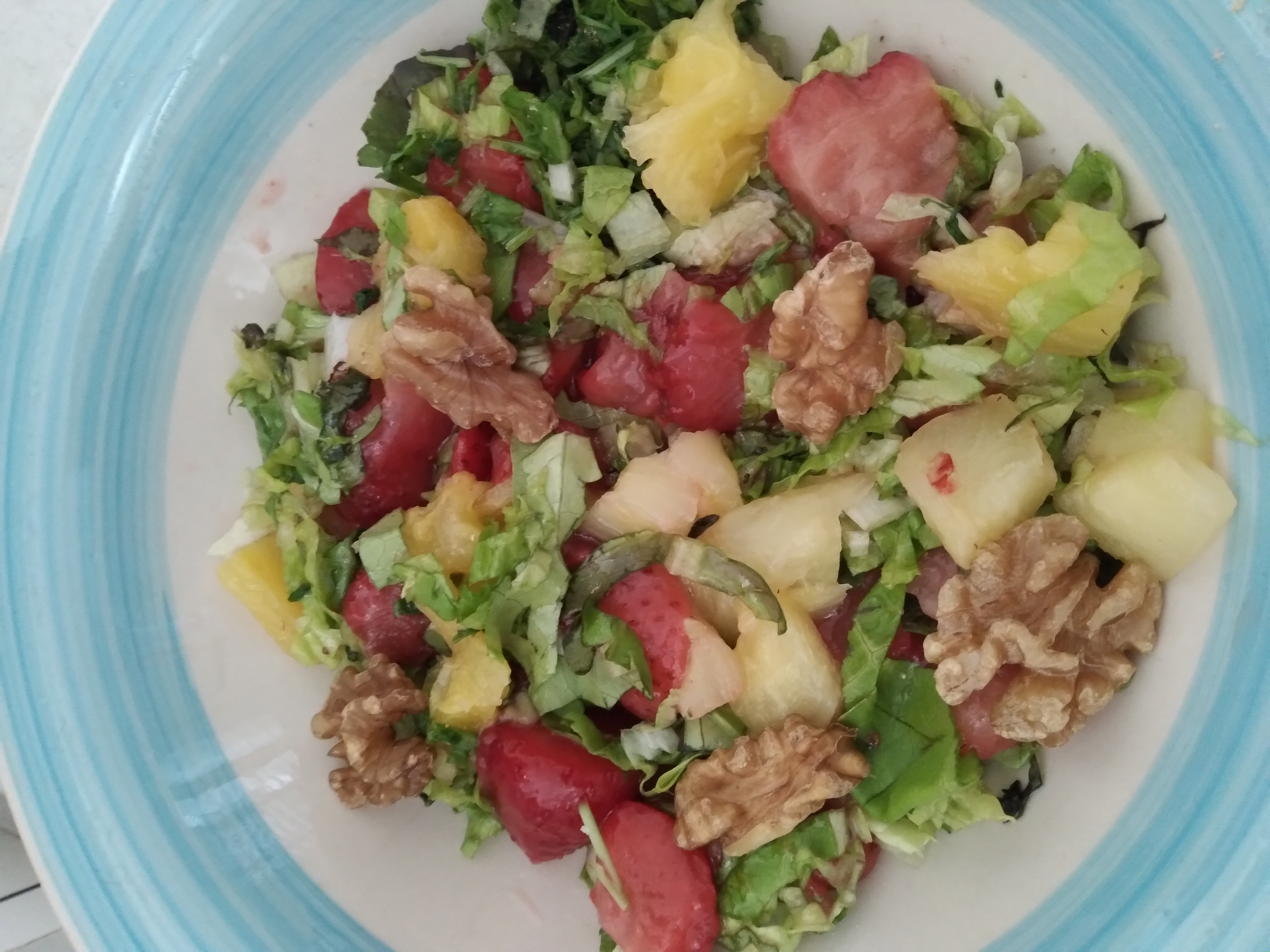 Праздничный салат из зелени с клубникой и ананасом