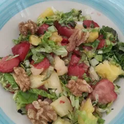 Праздничный салат из зелени с клубникой и ананасом