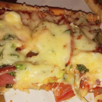Пицца с маринованным огурчиком на слоёном тесте