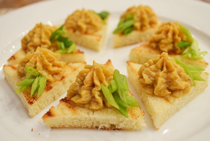 Форшмак из сельди на гренках из белого хлеба