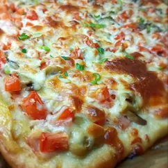 Пицца с ветчиной, беконом и шампиньонами