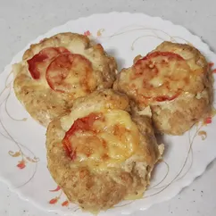 Мясные "ватрушки" с помидорами и сыром