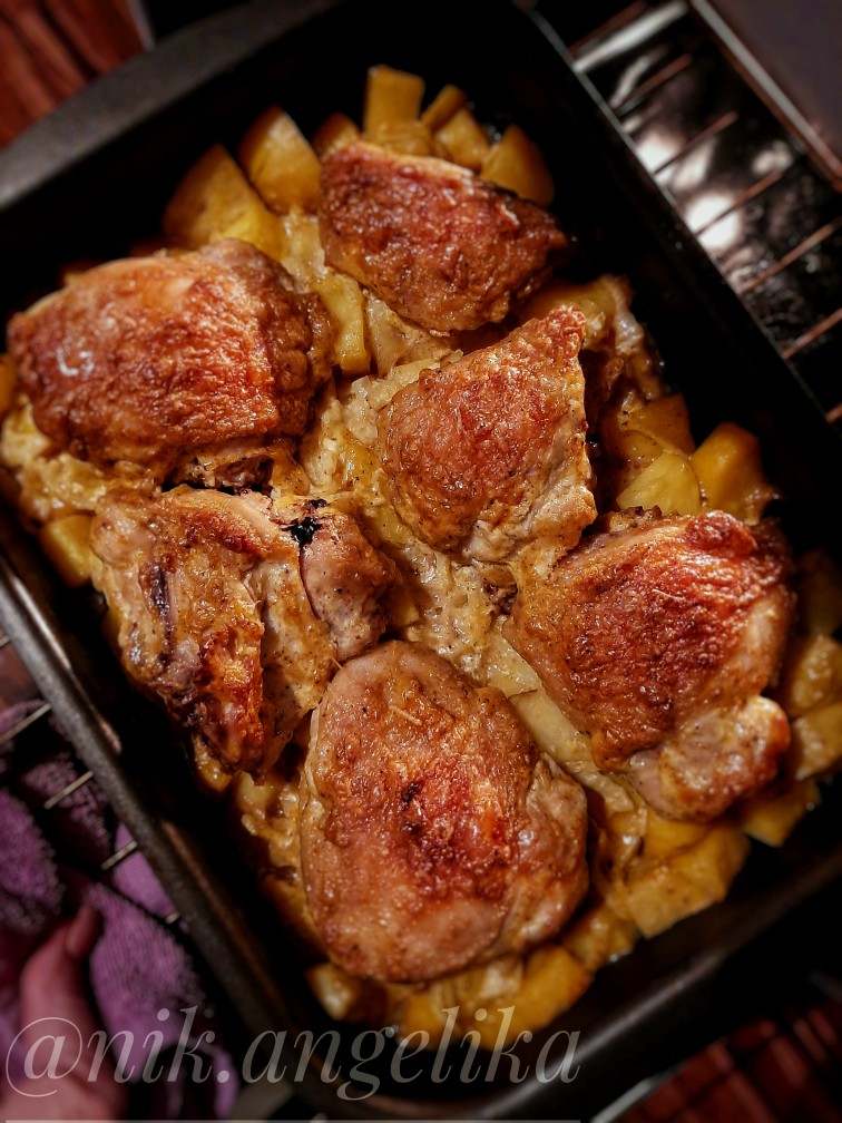 Куриные бёдрышки, запечённые в духовке, с картофелем