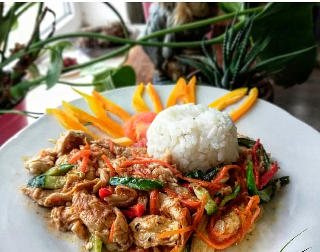 Тайский салат с курицей и баклажанами
