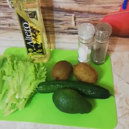 Салат из авокадо, огурцов и киви