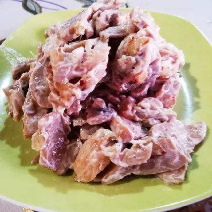 Нежный салат из консервированных шампиньонов и куриного филе