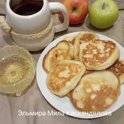 Оладьи с яблоками и мёдом