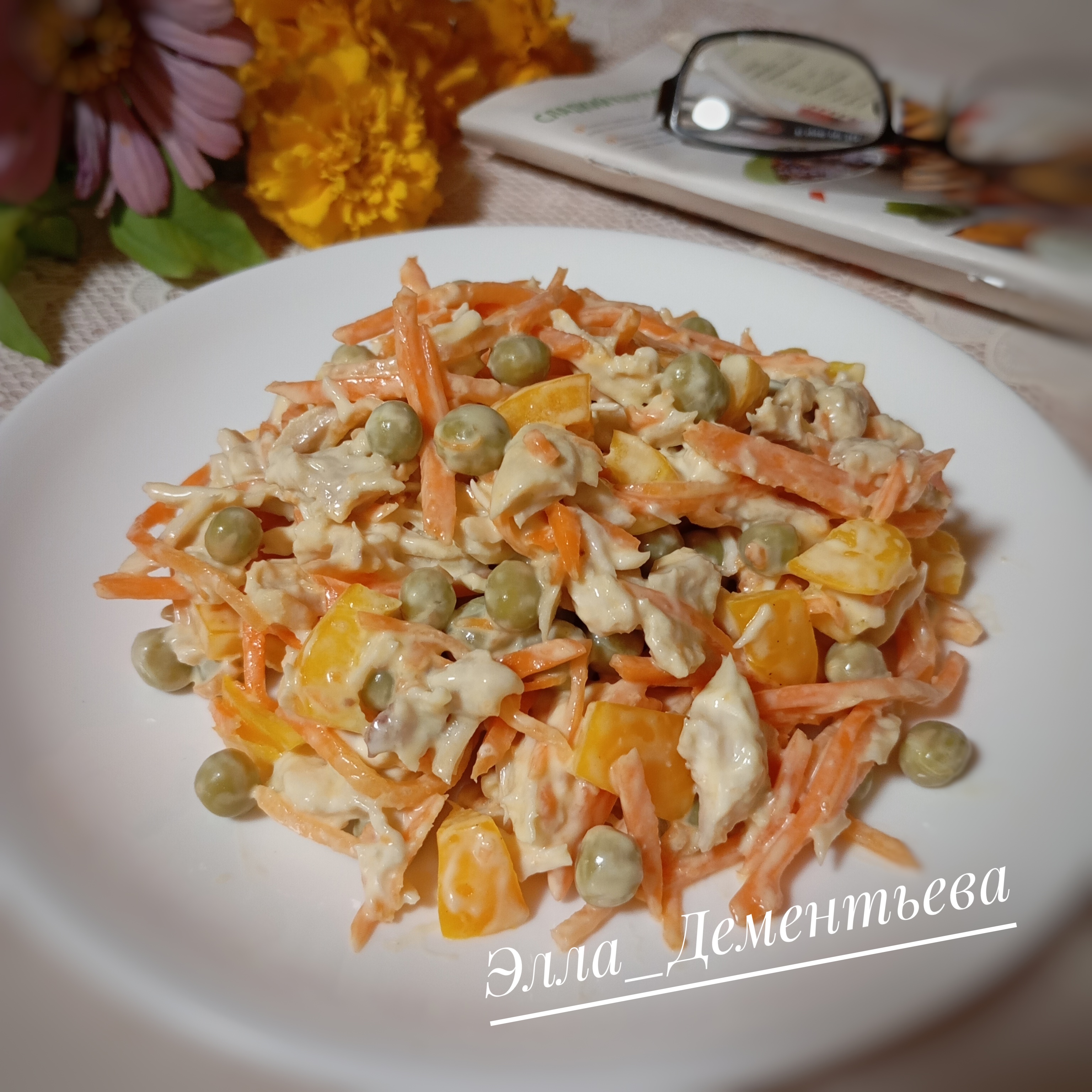 Салат с курицей, морковью по-корейски, горошком и болгарским перцем 