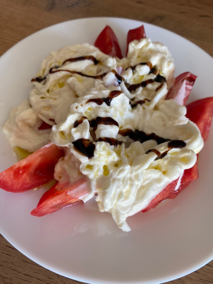 Помидоры со страчателлой ❤️