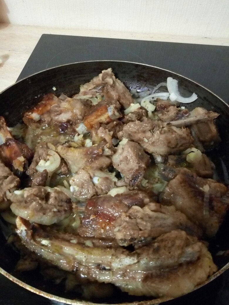 Тушёные свиные рёбра на сковороде. Рецепт рёбер в соусе