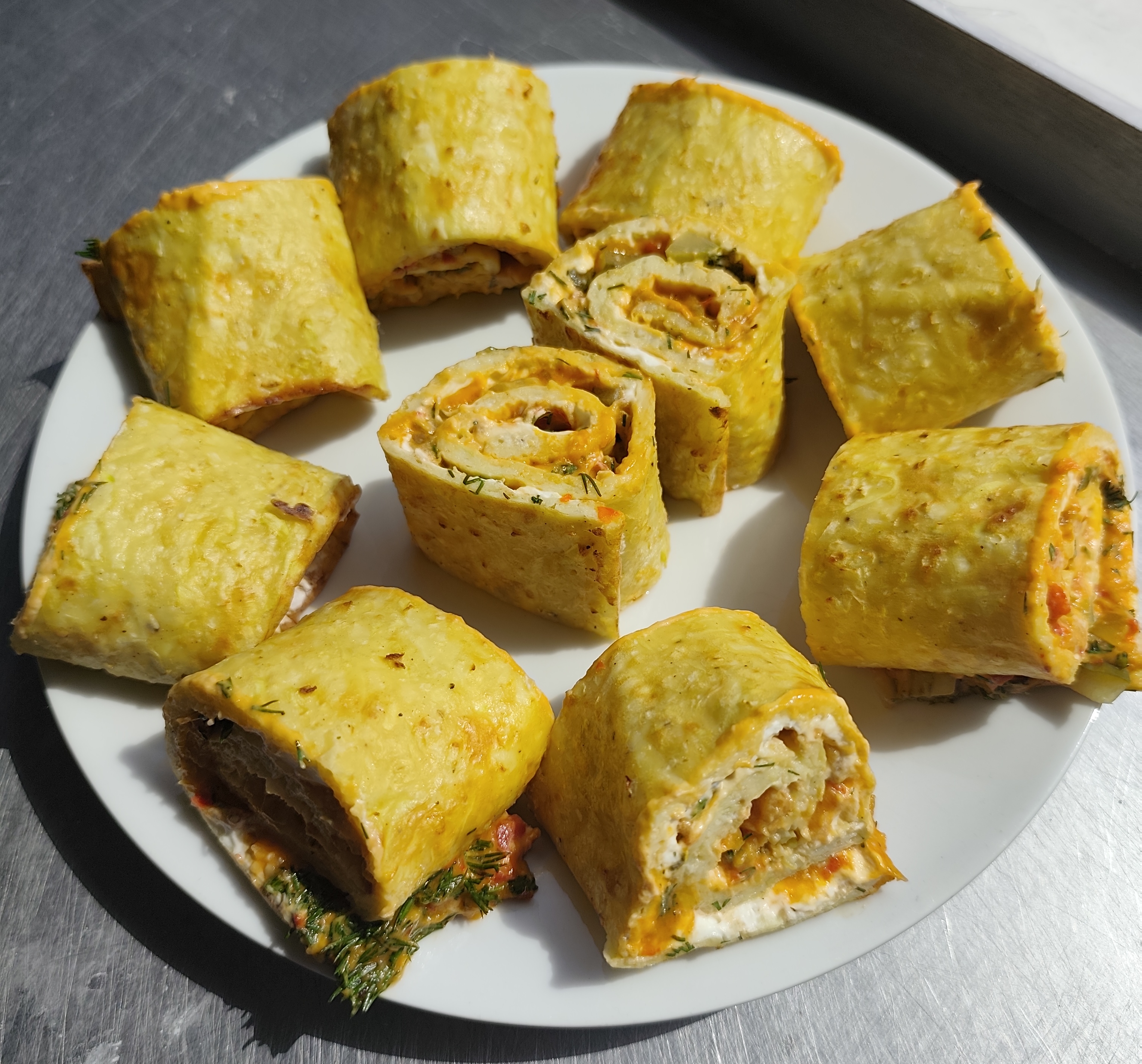 Кабачковые рулет с творожным сыром и овощами