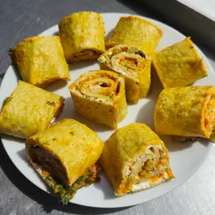 Кабачковые рулет с творожным сыром и овощами