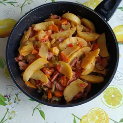 Картошечка с колбасками и огурчиками🥘