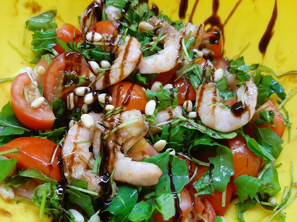 Рецепт: Салат с рукколой, моцареллой и кедровыми орешками - С авокадо, креветками