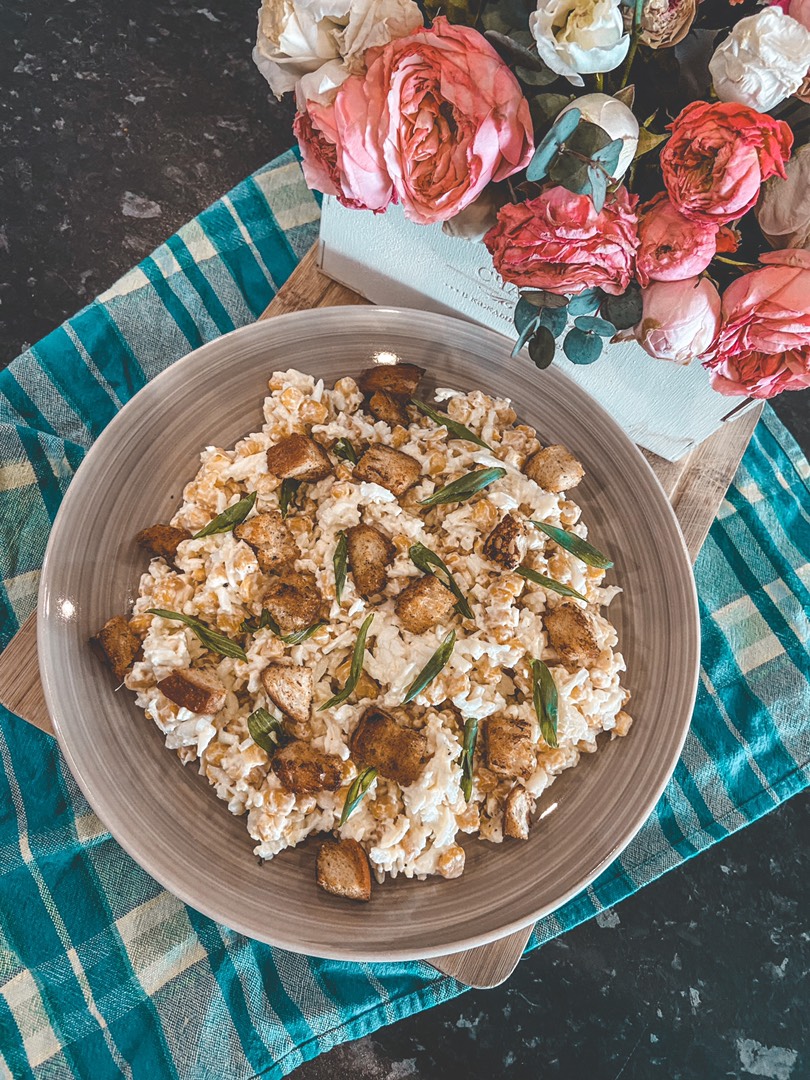 Салат с кукурузой, сыром и яйцами