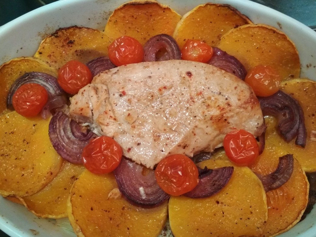 Индюшиная грудка, запечённая с тыквой, луком и помидорами