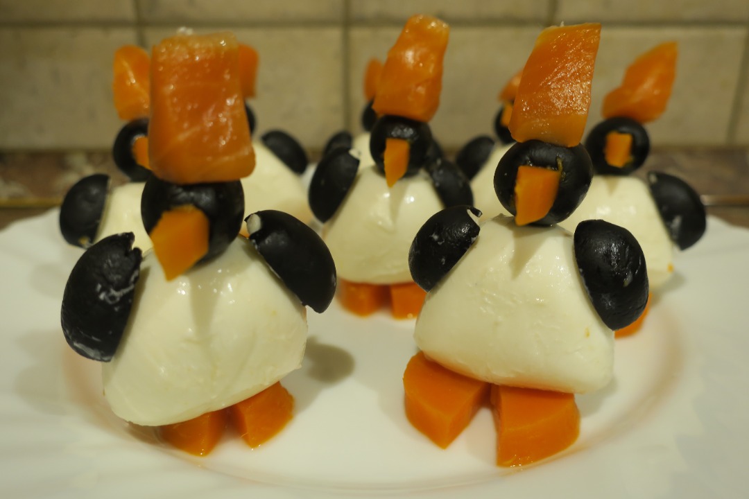 Пингвины. Закуска-украшение из маслин, морковки и сырного салата для праздничного стола