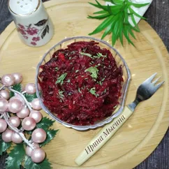 Салат из свежей свёклы с чесноком 