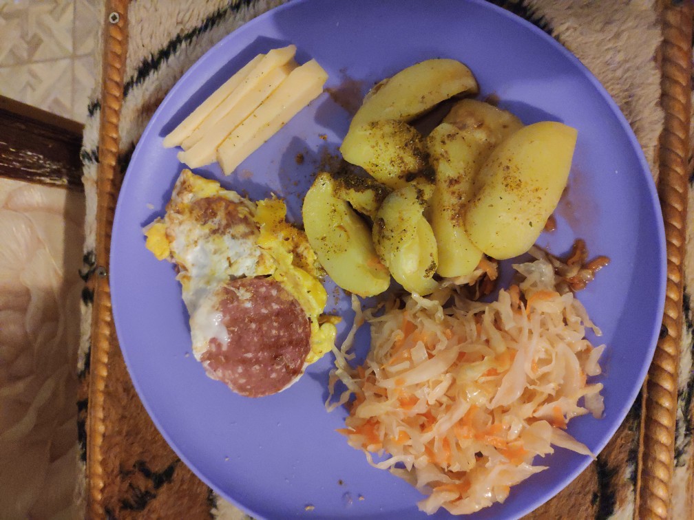 Картофель быстрый в микроволновке и колбаса с жареным яйцом