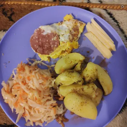 Картофель быстрый в микроволновке и колбаса с жареным яйцом