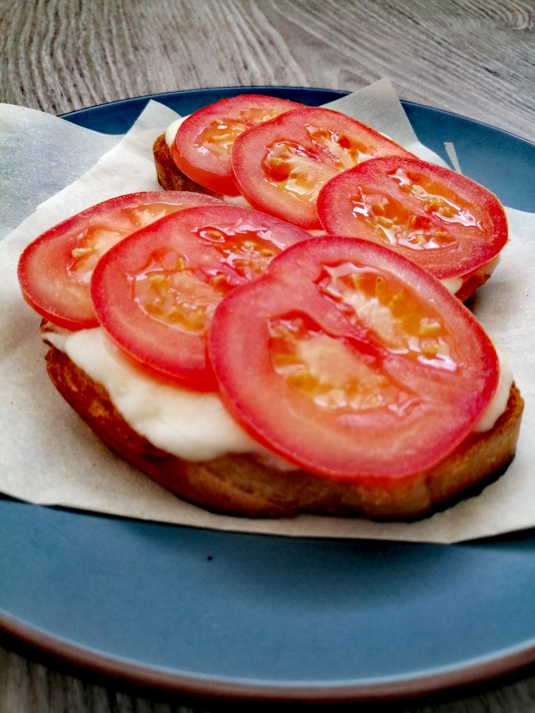 Тост с моцареллой и помидорами (Бутерброд с сыром и помидорами)
