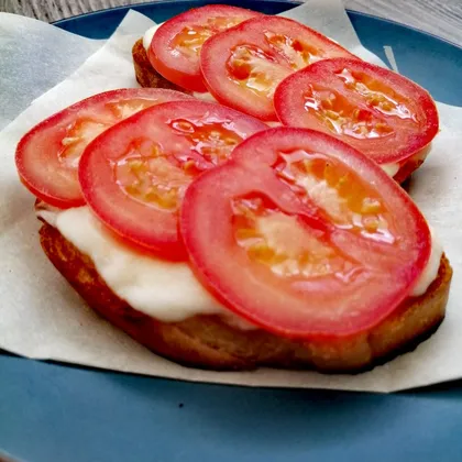 Тост с моцареллой и помидорами (Бутерброд с сыром и помидорами)