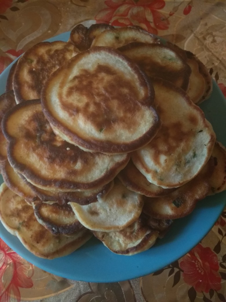 Оладьи с зелёным луком и яйцом