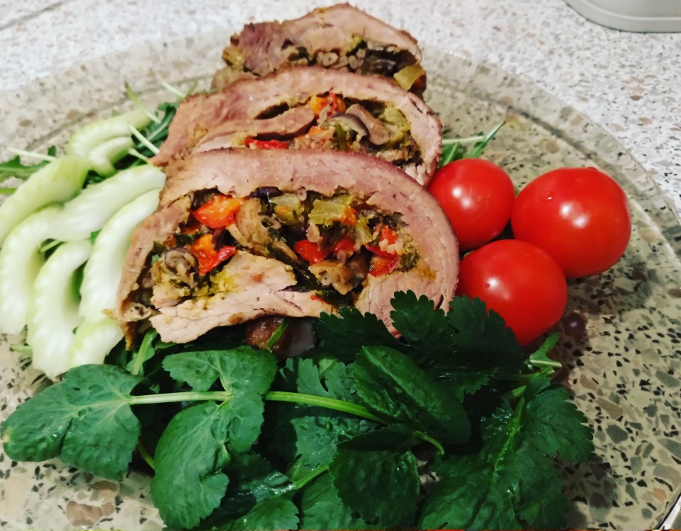 Рулет из индейки с опятами и овощами