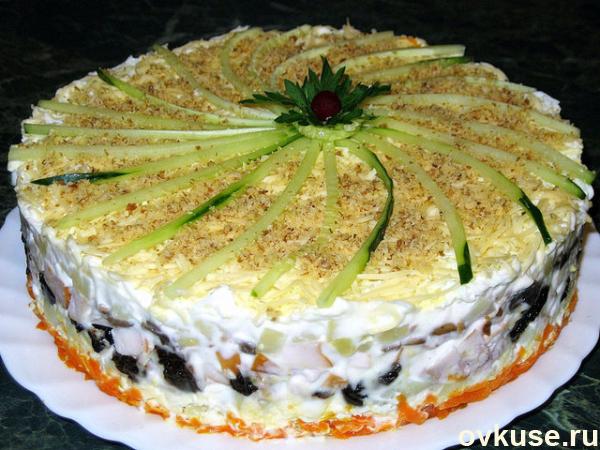 Слоеный салат с курицей , грибами и грецким орехом. Вам потребуется: Филе куриное - г.. | VK