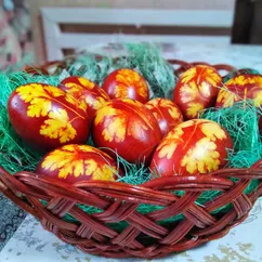 Покраска яиц луковой шелухой 🥚