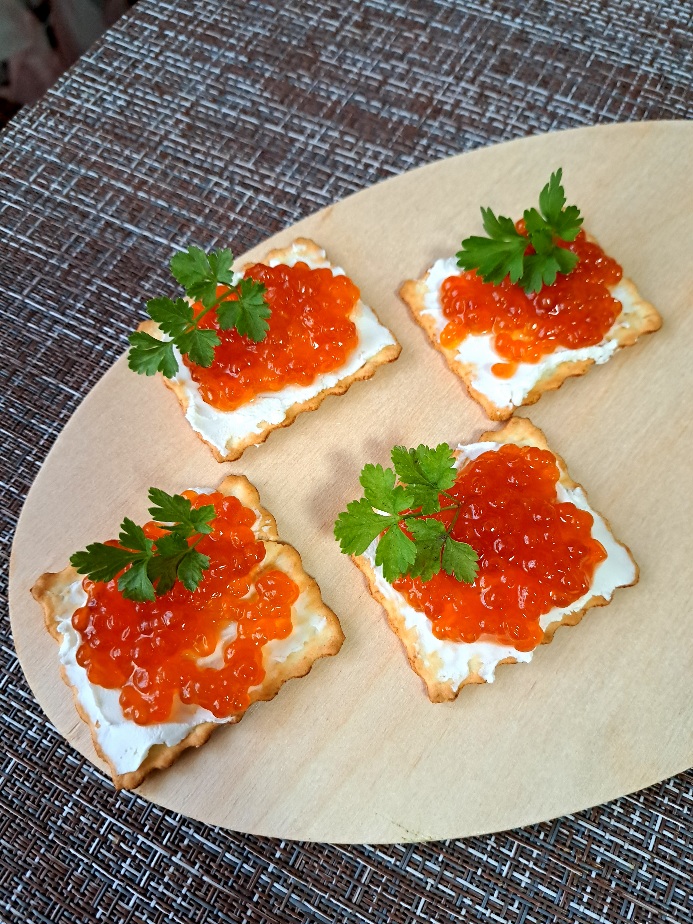 Крекеры с икрой