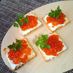 Крекеры с икрой