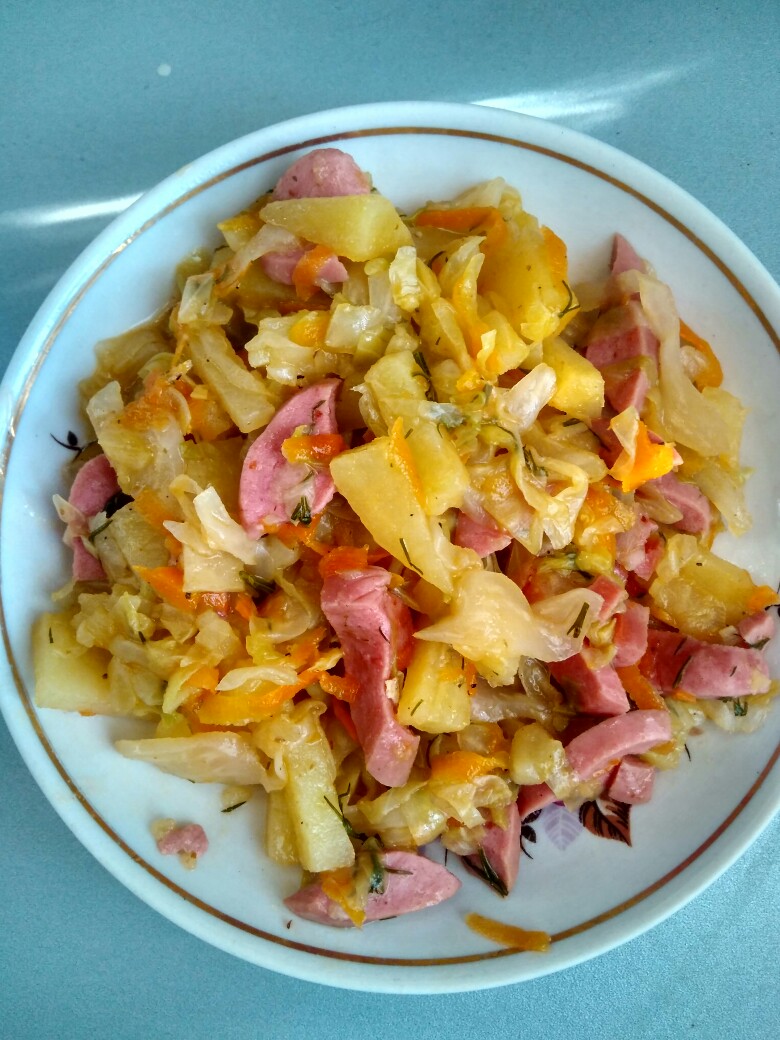 Тушеная капуста с картошкой и колбасой