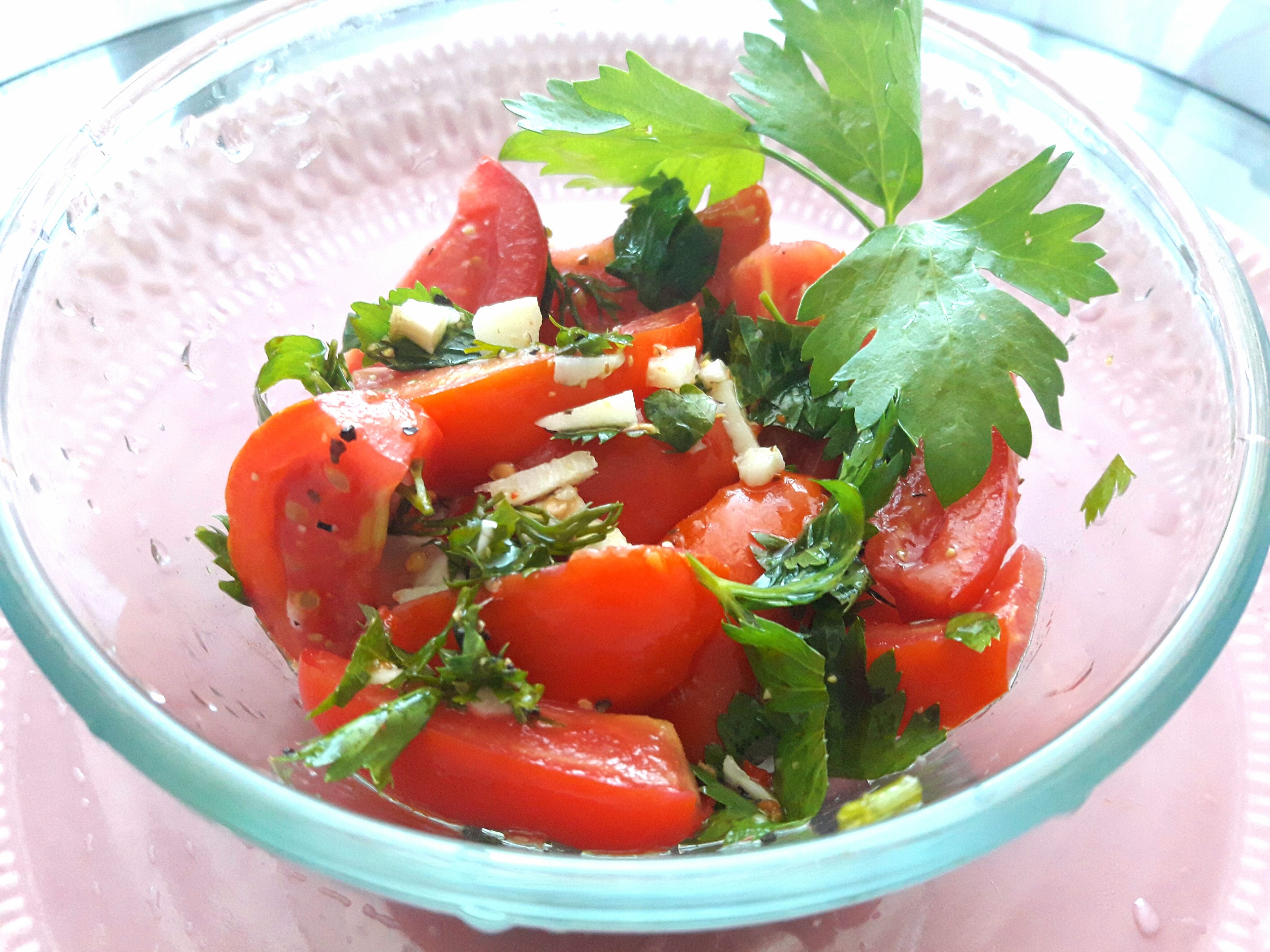 Салат помидоры лук укроп