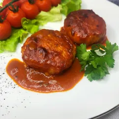 Котлеты из индейки с кабачком и моцареллой в томатном соусе