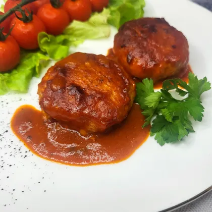 Котлеты из индейки с кабачком и моцареллой в томатном соусе