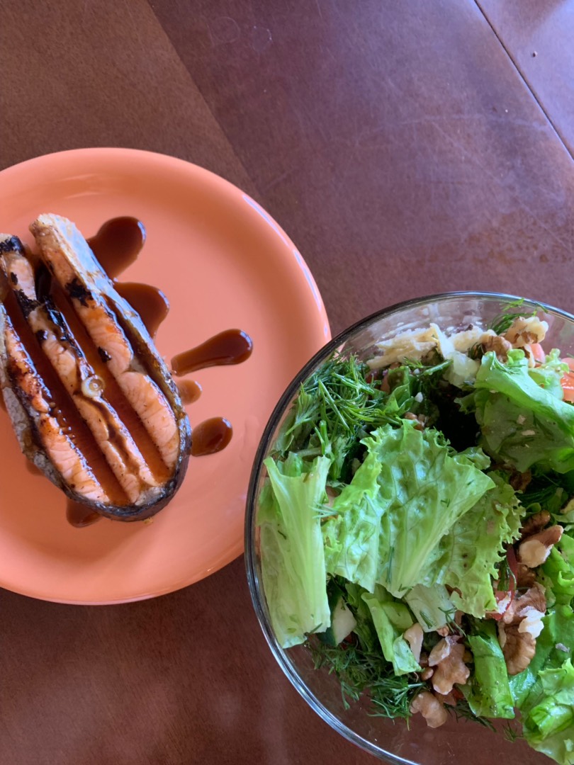 Салат овощной с лососем на гриле