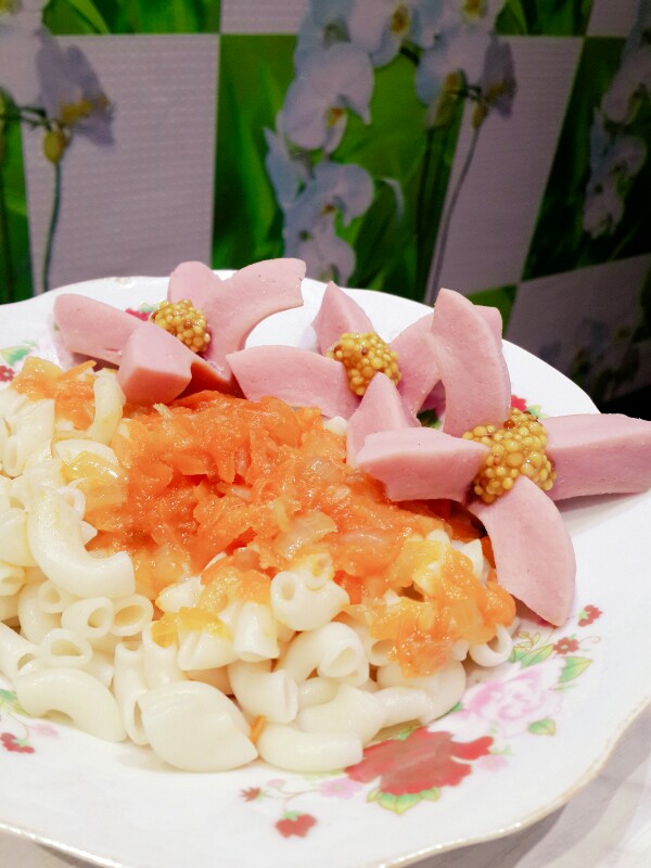 Цветочки из сосисок с макаронами